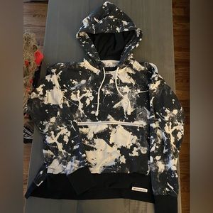 Nike Dri-Fit Swoosh Fly Standard Issue. Women’s pullover basketball hoodie.